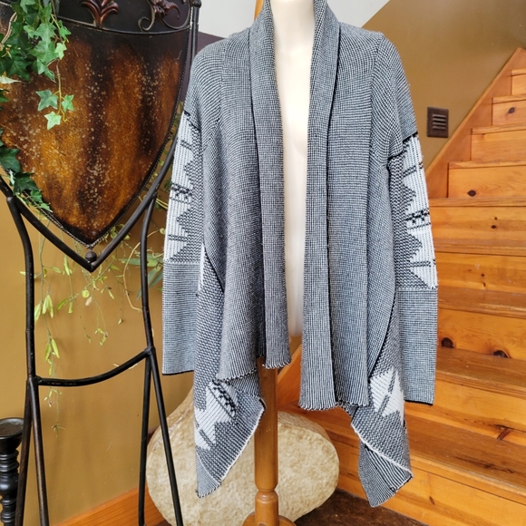 Flowy Asym Cardigan Black White Tribal Aztec Print Charlotte Russe S - Picture 2 of 8